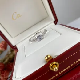 Anello di design anello di lusso Anelli di gioielli per donna lettera tinta unita design classico anelli temperamento di moda stile diamante anello regalo di Natale Gioielli
