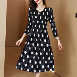 Golden Velvet Polka Dot Pleated Dress Women Designer långärmad V-ringning Slim Fit Stylish Black Birthday Midi Dresses 2023 Autumn Winter Elegant Vacation Party Frocks