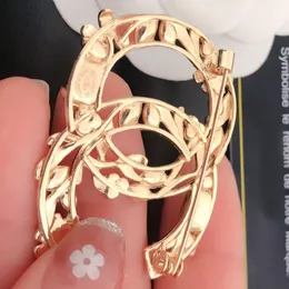 Mulheres de luxo designer marca carta broches de volta com etiqueta 18k banhado a ouro inlay cristal jóias broche charme pérola pino casar acessórios de presente de festa de casamento