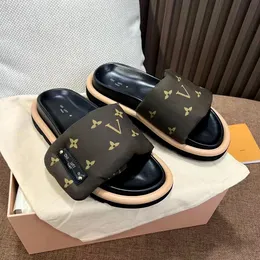 lyx kvinna sko berömd pool kudde komfort platt designer toft strap man tofflor fashionabla lätt att slitna stil glider sandal med dammväska