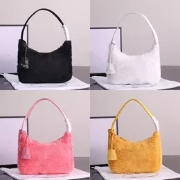 Yüksek kaliteli tasarımcı çantalar koltuk altı çanta altındaki kadın çanta üçgeni 2000 kuzu saç çantası çanta cüzdanı