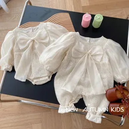 Rompers niemowlęta Koreańska wiosna jesienna romper bawełniany koronkowy koronkowy Bowknot kombinezon Lantern Sleeve luźne dzieci dzieci bodysit 230926