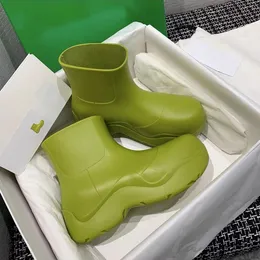 Alta qualidade moda tubo curto botas de borracha designer feminino sola grossa cabeça redonda anti deslizamento sola grossa botas de chuva versáteis