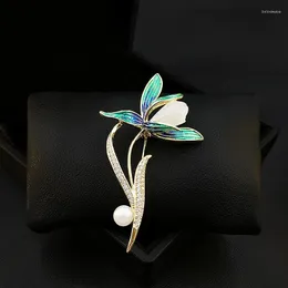 Brooches Unique Design Magnolia Flower Brooch Luxury Women Suit Neckline Enamel Pin Fixed Clothes Decoration Ornament Pearl Jewelry 5088