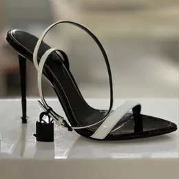 Neueste Mode Metall High Heel Sandalen Frauen Echtes Leder Luxus Designer Kleid Schuhe Knöchelriemen Gold Lock Dekoration 10,5 cm Heels Party Schuhe