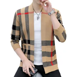 Maglione lavorato a maglia cardigan casual da uomo nuovo inverno maschile Maglioni giovanili a righe di moda confortevoli slim fit in maglia scozzese Maglioni Uomo Cappotti alla moda giacca superiore