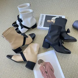 Chanells Cap Paris kanal ayak bileği tasarımcısı patent siyah kadın ayak parmağı botları kısa ayak bileği botu arka fermuar orta buzağı topuklu patikler birbirine geçiş c kristal yay tokası platformu