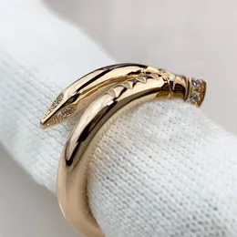 2023 Luxuriöser, hochwertiger, dicker Ring mit Punkband-Charm und Diamant in 18 Karat Roségold plattiert, mit Kastenstempel PS7994264J