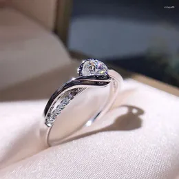 クラスターリングHuitan Exquisite Silver Color Ring with White Cubic Zirconiaファッション女性向けの高品質の宝石のための多用途のアクセサリー