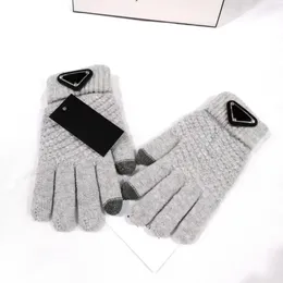 Hattar halsdukar sätter fem fingrar handskar märke stickade handskar lyxdesigner kvinnor solid jacquard varma fingrar vinter handske 4 färger grossist 60g