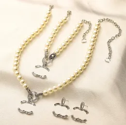 Orecchini di design di lusso Collane Set di gioielli Fascino da donna Orecchini con strass di cristallo placcato argento Design Gioielli Lettera Regalo di famiglia