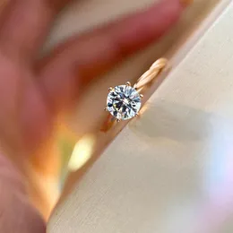 S925 Srebrny urok punkowy pierścień zespołu z jednym diamentem dla kobiet Prezent biżuterii ślubnej w dwóch kolorach Plane ma specjalny styl PS89093525