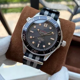 Billiga klassiska mäns lyxmärke Automatisk klocka Lysande stålnät med ullbältet Classic Watch