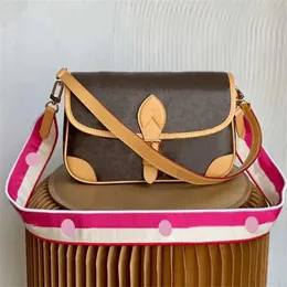 2023 حقيبة Diane Satchel مع شعار Jacquard Cross-Body Strap Designer Cream Leather Cream Cream Full Black Counter Conder Classic Vintage Cross Body Bagite