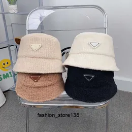 Beanie/Skull Caps Autumn and Winter Women Designer Beanie Sheep Plush Warm bonnet Fashion Metal Triangle Letter beanies