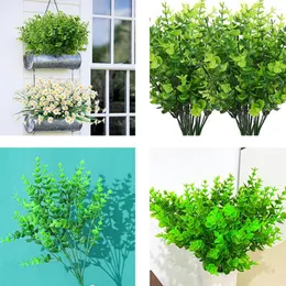 装飾的な花8PC緑の人工植物屋外UV保護偽のプラスチックユーカリの低木草茎家庭庭園
