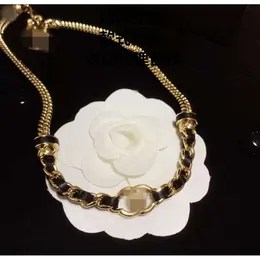 Designer Donna C Famiglia Piccola collana profumata in pelle con osso di serpente a vento Collana femminile di alta edizione profumata con catena a clavicola della nonna Moda classica