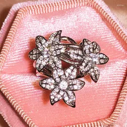 Anéis de cluster Delicado Super Flash Três-Flor Redondo Diamante Anel de Casal para Mulheres Geométricas Zircão Banhado a Prata Presente de Dia dos Namorados