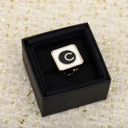 2023 luksusowa jakość urok punkowa pierścionka z czarno -białym kolorem w 18 -karatowym złotym platformie ma pudełko PS3277251B