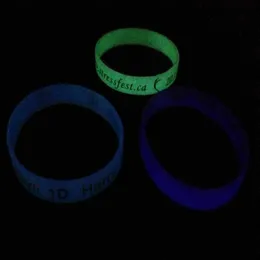 Anpassad armbandglöd i den mörka debossade färgfyllda fluorescerande silikonarmbandets marknadsföring GENTS2801