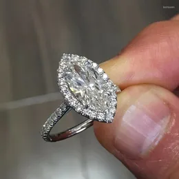 Bröllopsringar Klassiska silverpläterade Marquise -engagemang för kvinnor Shine White CZ Stone Inlay Fashion Jewelry Party Gift Ring