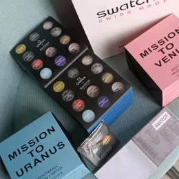 2023 OMEGA MOONSWATCH 고급 디자이너 시계 박스 케이스 종이 가방 증명서 여성 남성 시계 선물 가방 액세서리 핸드백을위한 원본 상자
