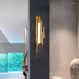 Стеновые лампы металлические скульптурные скульптурные роскошные современные квадратные геометрические лампы гостиная вилла эль -дизайнерская модель спальни Золотой свет
