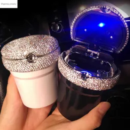 Nowy wielofunkcyjny Luminous Rhinestones Car Ashtray Smoke Cup z światłem LED