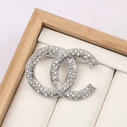 Luksusowe kobiety projektant marki list broszki 18K pozłacana wkładka Vintage Rhinestone biżuteria broszka perła Pin mężczyźni poślubić wesele sweter akcesoria do tkanin