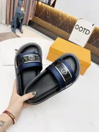 2023 Lock It Flat Mule Slippers Designer Женские роскошные дизайнеры сандалии подлинные кожаные дамы дофиновые повседневные шлепанцы для скоплений на улице.