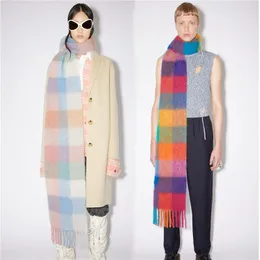 スカーフ2023Autumnと冬の家族の虹色の格子縞のカシミア模倣女性スカーフファッショナブルなタッセル