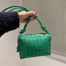 2022 SS axelväskor Designer Mini Loop Kameraväska Cross Body Turn Pouch Tote handväskor enkla brev shoppingväskor Sticka plånböcker myntväska Med LÅDA