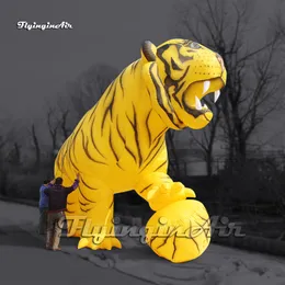 Replica della statua della tigre ruggente soffiata dall'aria del pallone della mascotte animale modello tigre gonfiabile gialla grande per la decorazione del parco