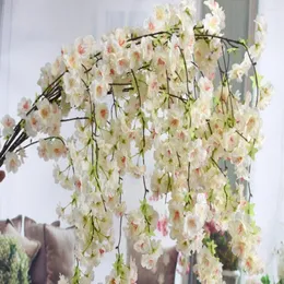 Dekoratif çiçekler 135cm uzunluğunda ipek kiraz çiçekleri şube ağacı kök düğün kemer dekorasyon çiçek arka plan duvar asılı sahte