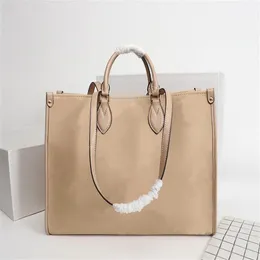 Die brandneue CRAFTY ONTHEGO-Einkaufstasche 44571 im klassischen Damenstil ist mit geprägtem Leder verziert. Sie bietet ausreichend Platz und eine Innentasche