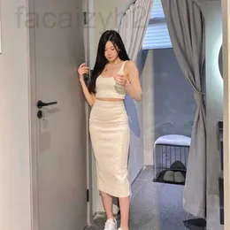 Damska dzianinowa sukienka dwuczęściowa Feni pełne litery Relief kamizelka dziewiarska i pół sukienki ustawia kobiety projektant Sexy Hip Wrap Fashion Slim Fit