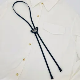 Lädertriangel Brevhalsband Kvinnor Män Mode fluga skjorta Tillbehör Present till kärlekspar
