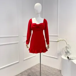 Casual klänningar Ankomst 2023 Tidig höstens toppkvalitet Röd frill ruffle Big Bow Front Wide Neckline Mini Dress for Party