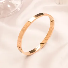 Bangle Bracelets Gold Sier Bracelet Doll Luxuy European and American Pink Fashion Brand Young Styles Classic Style Christmas Couple Gifts for Women paty AA