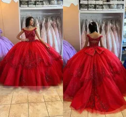 Rote Quinceanera-Kleider, Spitzenapplikation, Perlen, Pailletten, schulterfrei, abgestuft, Sweep-Zug, nach Maß, Tüll, süßes 15-16-Prinzessin-Festzug-Ballkleid