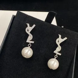 Novo charme de p￩rola da moda Drop Briedring Aretes Designer de luxo Carta de prata Letra Ear Stud para festas femininas J￳ias de casamento Earrings Earrings