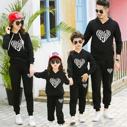 Kläderuppsättningar Family Print Autumn Parent Child Tracksuits Suit Hoodie and Pants 2 Piece Women Män Girl Boy Kids Casual 230105