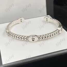 Designer Armband Luxurys smycken mode mönster silver manschetter för kvinnor charmiga kärlek armband stilfull manschett mens g 925 silver present