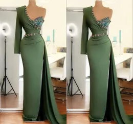 Elegancka łowca zielona osłona wieczorowe sukienki plus rozmiar jedno ramię satynowe zamiatanie pociągu wysokie boczne plisowane plisato formalne suknia balowa