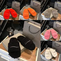 Projektantka Winter Wool Kapcieczki Futro Fluffy Warm List Sandals Wygodne rozmyte dziewczynki Herringbone Kaptaki Triple S Balenciaga West Balencaiga