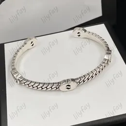 Designer Armband Luxurys smycken mode mönster silver manschetter för kvinnor charmiga kärlek armband stilfull manschettparti mens g 925 silver gåva