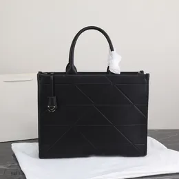 Luksusowy projektant Totes Skórzana torebka z podwójnymi uchwytami i wewnętrznym brelokiem Iconic geometryczne trójkątne torby crossbody plecak Shopping Bag portmonetki 110407