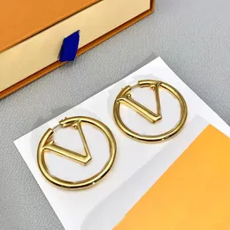 مصمم القلادة أقراط Big Circle Stud for Women 18K Gold Plated Compated Tuxi Classi Letter v Dusts Jewelry for Ladies Wedding Birthday Gifts