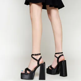 Sandaler ins varumärke fashionabla designer för kvinnor 2023 High Heeled Buckle Platform Shoes Wedding Dress Party Top Quality