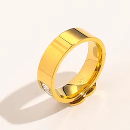 Designermärkt brevbandsringar kvinnor 18K guldpläterade inlägg Kristall strass rostfritt stål kärlek bröllop smycken tillbehör Ring fin carving finger ring 1604